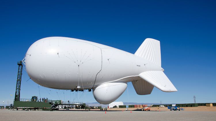 80 Meter lang und mit Helium angefüllt: Die neuartigen Radarträger (hier ein Prototyp auf der "White Sands Missile Range" im Bundesstaat New Mexico) verbergen die Raytheon-Technik in der Beule unter dem Bauch.