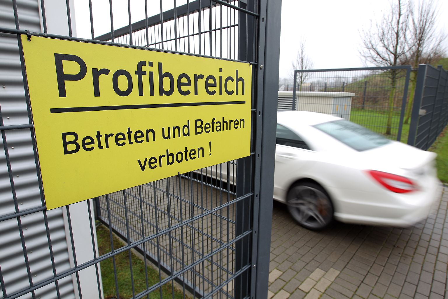 Auf den Parkplatz des BVB-Trainingsgeländes wird Marco Reus vorerst nicht mehr fahren dürfen - ...