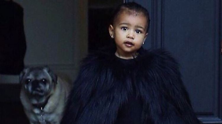 Kaum 18 Monate alt und schon ein eigener Pelzmantel: North West.