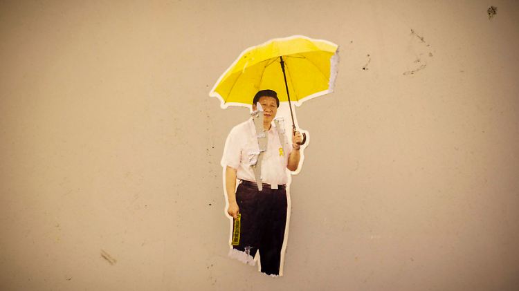 Auf einem Streetart-Kunstwerk in Hongkong hält Staatschef Xi Jinping einen gelben Regenschirm, Symbol des Protestes.