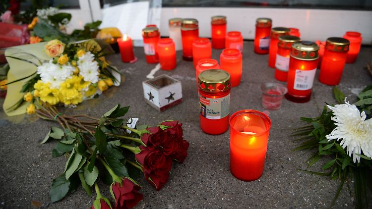 Vor dem Supermarkt in Hannover stehen Kerzen zum gedenken an den 21-Jährigen