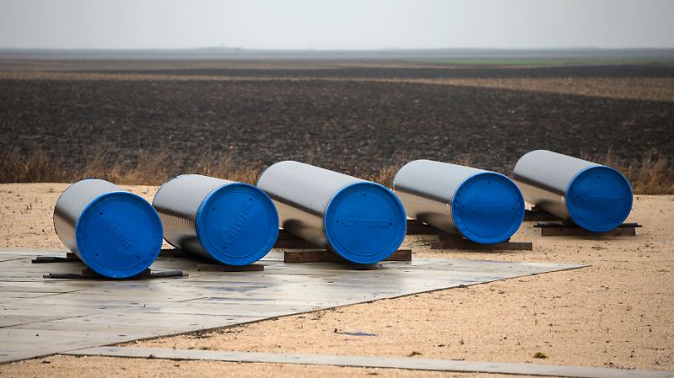 Rohre für die South-Stream-Pipeline liegen in einem serbischen Dorf.