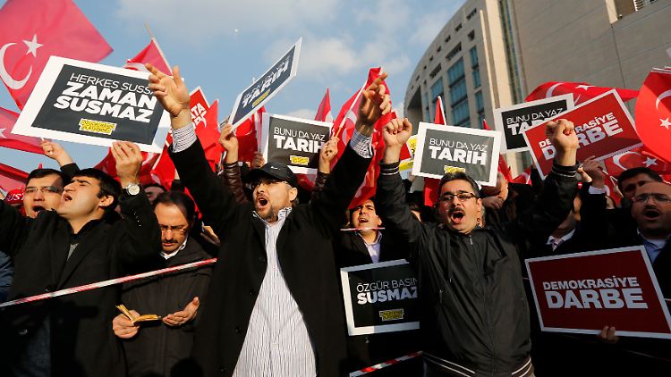 Zahlreiche Gülen-Anhänger mit türkischen Fahnen begrüßten Dumanli, als er den Justizpalast in Istanbul verließ.