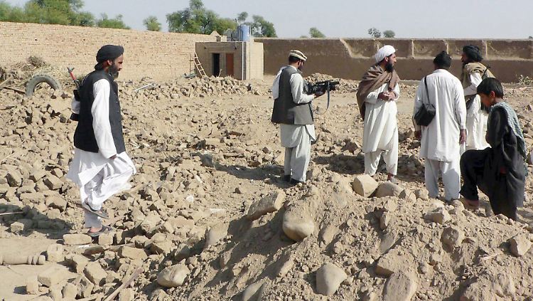 Nach einen Drohnenangriff auf ein pakistanisches Dorf unweit der Grenze zu Afghanistan.