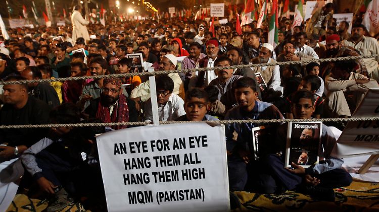 Im pakistanischen Karachi gingen am Freitag zahlreiche Menschen auf die Straße, um gegen die Attacke in Peshawar zu demonstrieren.