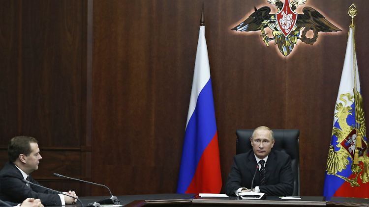 Mit dem Rücken zur Wand: Welcher Ausweg bleibt Wladimir Putin (hier im Gespräch mit Ministerpräsident Dimitri Medwedew (l.)?