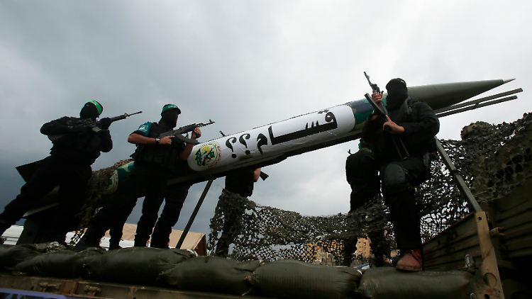 Bereit zum Abschuss: Zum 27. Jahrestag der Hamas-Gründung am 14. Dezember zogen Hamas-Kämpfer mit einer Kassam-Rakete durch die Straßen von Gaza-Stadt.