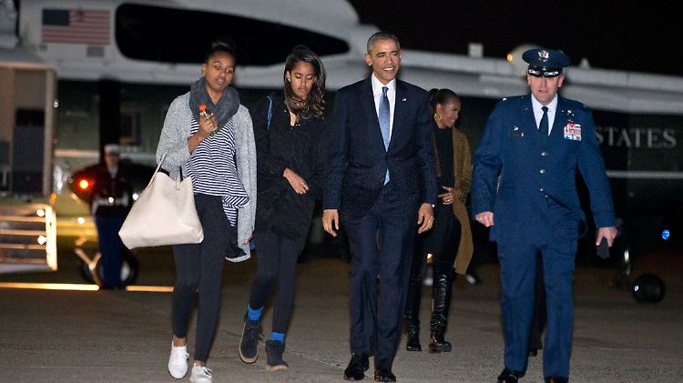 Obama mit seinen Töchtern auf dem Weg zum Abflug.