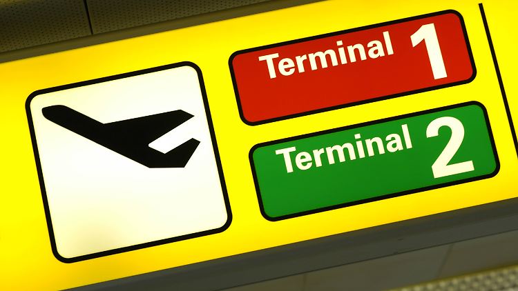 Der Mann und die Frau befanden sich bereits an Bord des Flugzeugs als die Waffe entdeckt wurde.