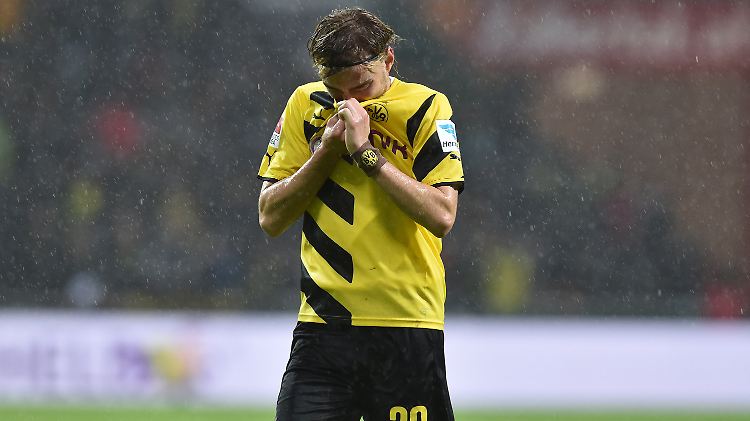 Marcel Schmelzer geht geschlagen vom Platz.