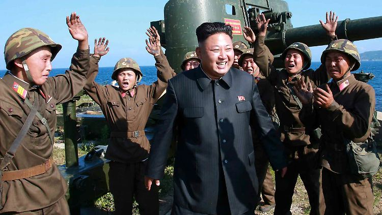 Sieben Soldaten bejubeln Kim Jong Un - das Foto veröffentlichte das Regime im Juli.