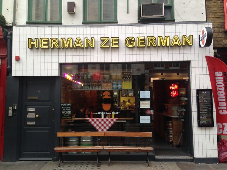 Deutsch mit britischem Humor: Das "ze" im Namen nimmt die schlechte deutsche Aussprache des "th" aufs Korn.