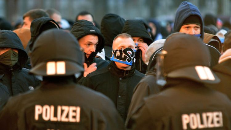 Redebedarf: Hansa-Anhänger versuchen, die Geschäftsstelle zu stürmen.