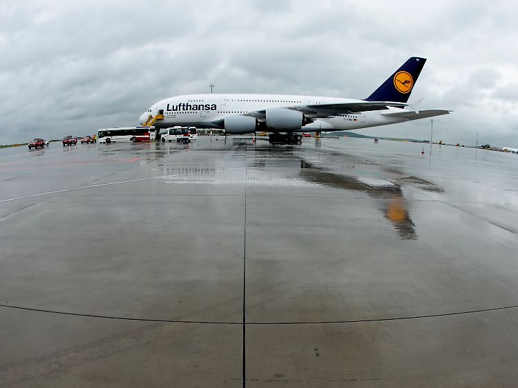 Neues Flaggschiff mit zwei Decks und vier Triebwerken: Eine Airbus A380 der Deutschen Lufthansa.