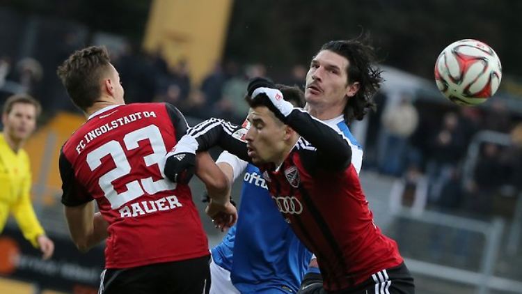 Tänzchen vor Weihnachten: Der Darmstädter Dominik Stroh-Engel (r) und die Ingolstädter Robert Bauer (l) und Danilo Soares (M) auf der Suche nach dem Spielgerät.