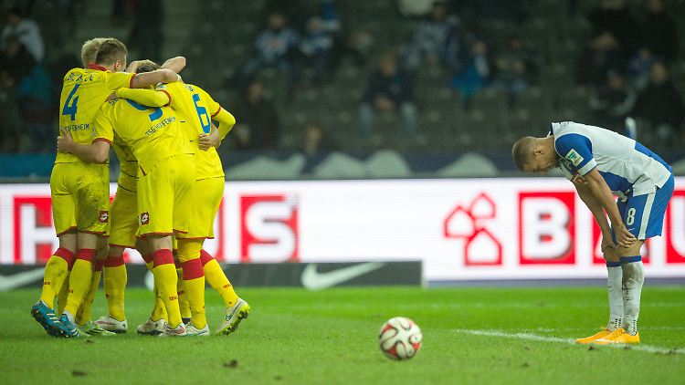 Die einen jubeln, die anderen sind geknickt: Hertha hat sich das Spiel vor Weihnachten sicher anders vorgestellt.
