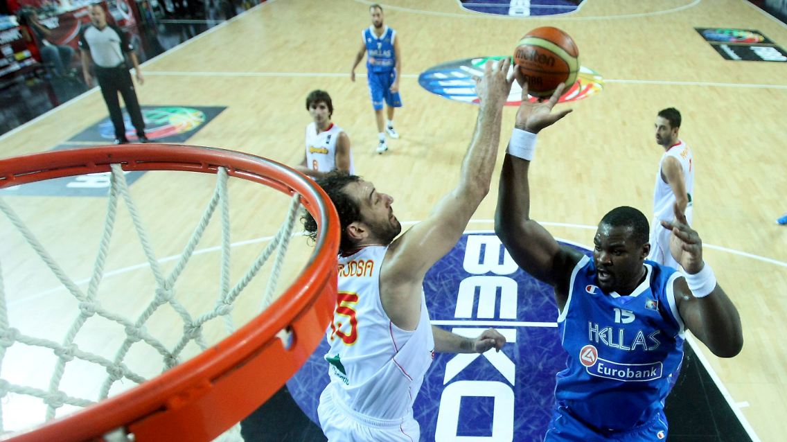 Not in my house: Spaniens Jorge Garbajosa hindert Sofoklis Schortsanitis am erfolgreichen Korbwurf.