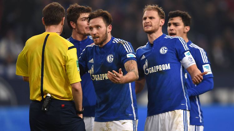 Keine Ecke? Die Schalker Marco Höger, Benedikt Höwedes und Kaan Ayhan beschweren sich bei Schiedsrichter Markus Schmidt.