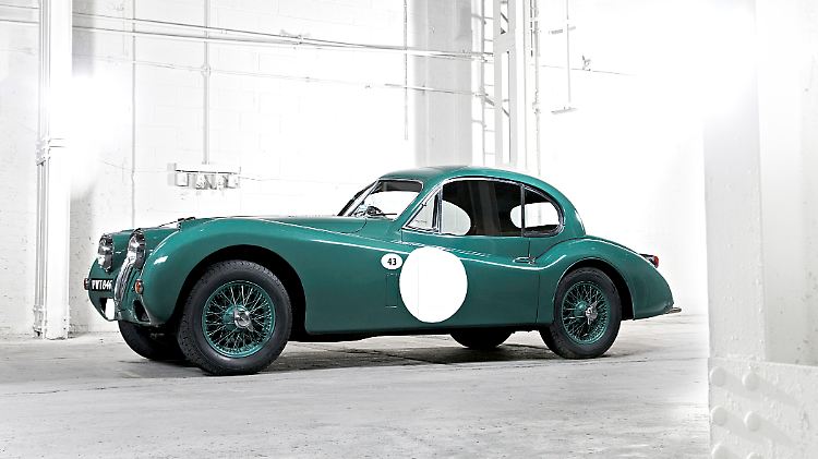 Der Sensationserfolg ihres Buches "Bonjour Tristesse" brachte Françoise Sagan dazu, sich einen Jaguar XK140 zu kaufen.