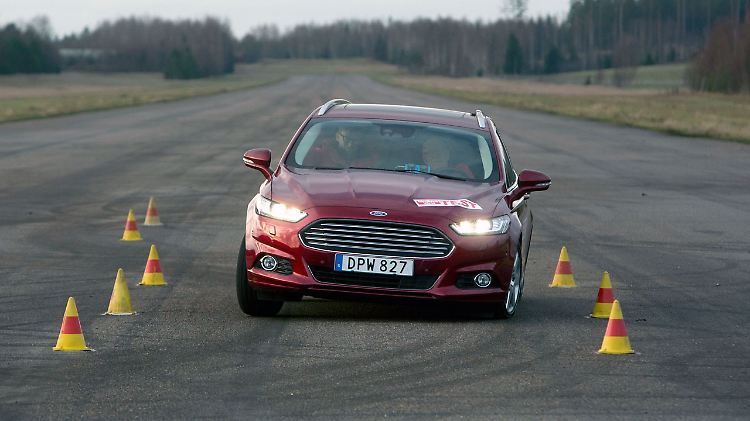 Mit Übergewicht geht der Mondeo nicht mehr leichtfüßig ums Eck.