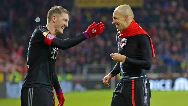Okay, so schlecht war die Hinrunde des FC Bayern dann doch nicht: Bastian Schweinsteiger und Arjen Robben freuen sich nach dem Spiel in Mainz auf den Urlaub.