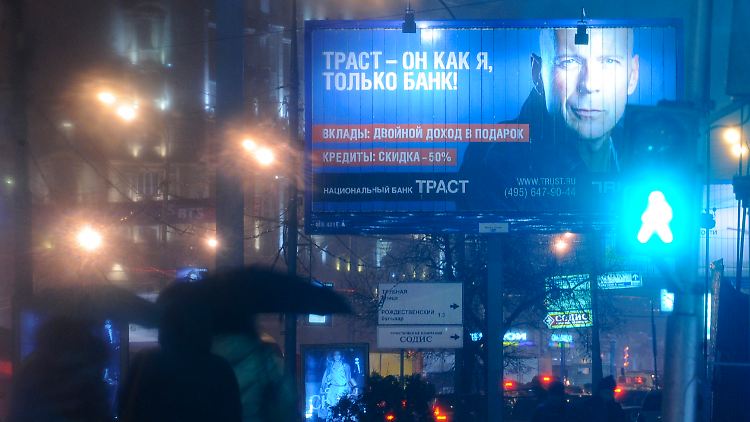 Bruce Willis wirbt für die Bank Trust. 
