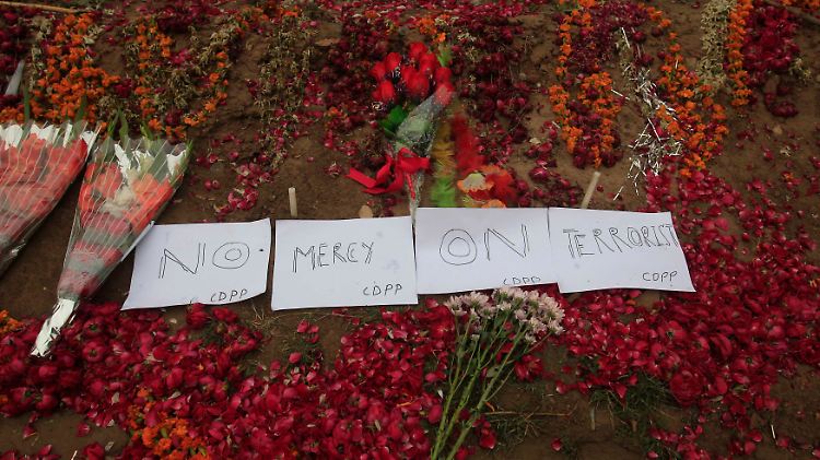 "Keine Gnade für Terroristen", heißt es auf diesen Zetteln, die vor der Schule liegen, in der mehr als 100 Kinder ermordet wurden.