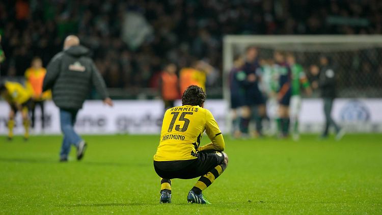 Am Boden: BVB-Kapitän Mats Hummels fremdelt in der Krise mit dem Team, das er führen soll.