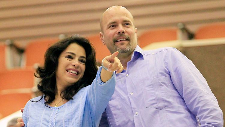 Hernández und seine hochschwangere Frau Adriana Perez bei seiner Ankunft in Kuba.