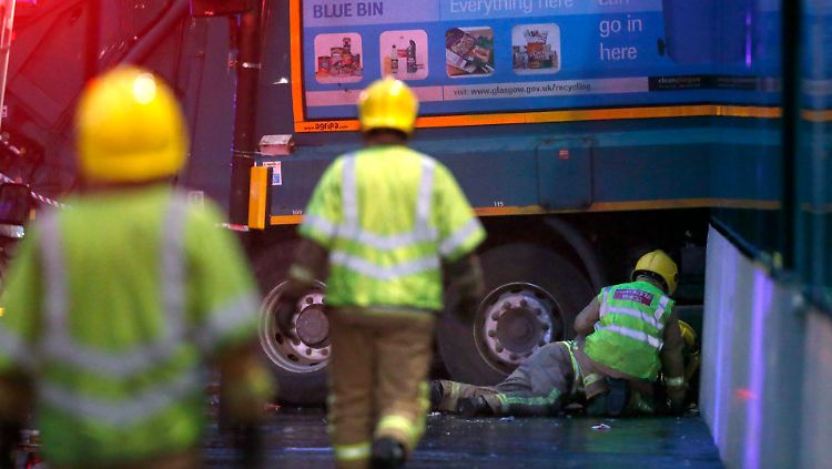 Mit vereinten Kräften versuchen Rettungskräfte, Tote und Verletzte zu bergen.