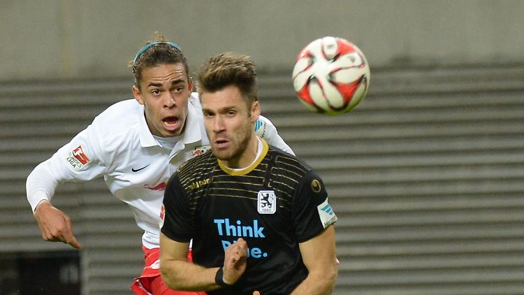 Leipzigs Yussuf Poulsen (l.) beim Schuss zum 1:0 - daneben der Münchner Ilie Sanchez.