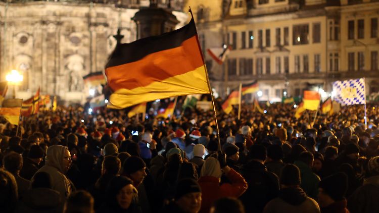 "Gemeinsames Weihnachtslieder-Singen" gegen die angebliche Überfremdung durch Flüchtlinge: Pegida-Anhänger vor der Semperoper in Dresden.