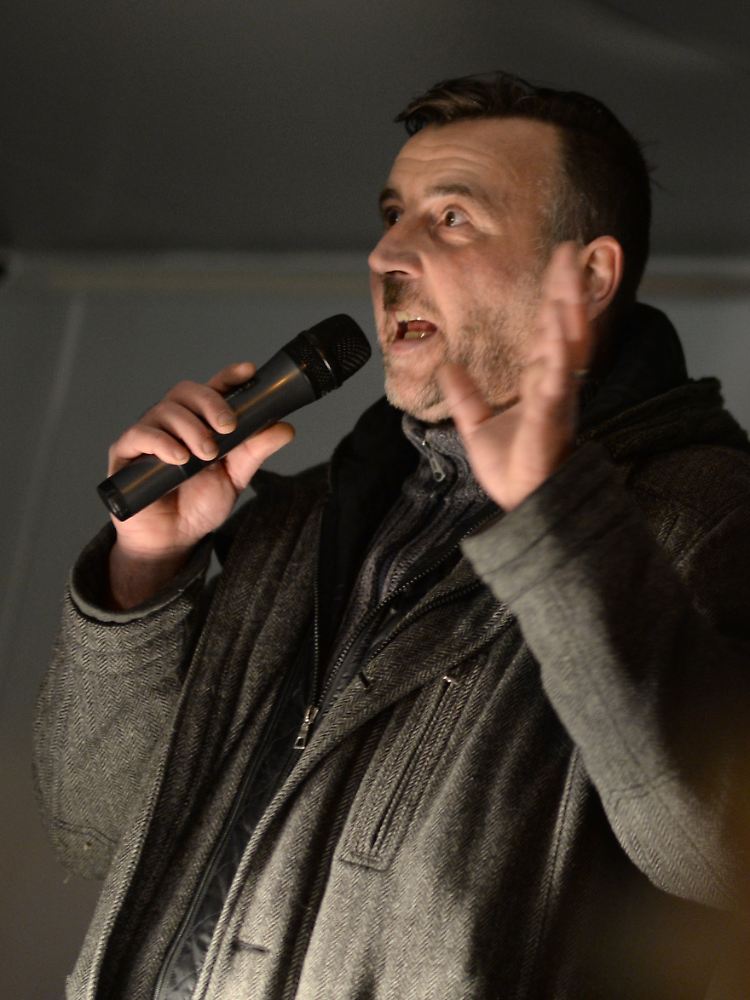 Christliches Liedgut gegen Asylsuchende: Versammlungsleiter Lutz Bachmann spricht in Dresden zu den Anhängern des "Pegida"-Bündnisses.