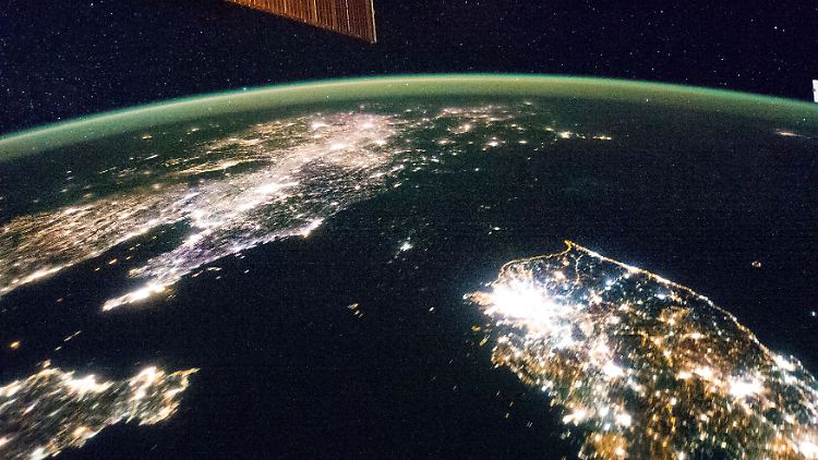 Nordkorea bei Nacht: Der Machtbereich des Regimes ist von der Internationalen Raumstation aus klar zu erkennen (rechts unten Südkorea, links die chinesische Halbinsel Liaodong mit dem Großraum Shenyang).