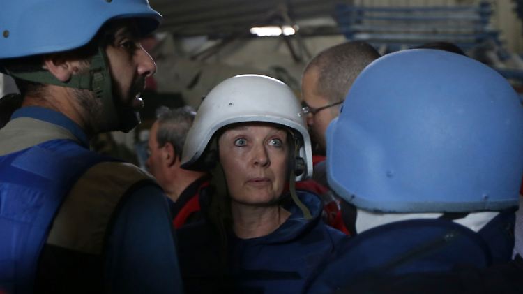 In gefährlicher Mission: Die Syrien-Beauftragte der WHO, Elizabeth Hoff (weißer Helm), hier bei einer Syrien-Reise im Frühjahr.