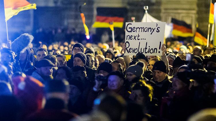 Manche Teilnehmer geben an, wegen der "guten Stimmung" in Dresden dabei zu sein.