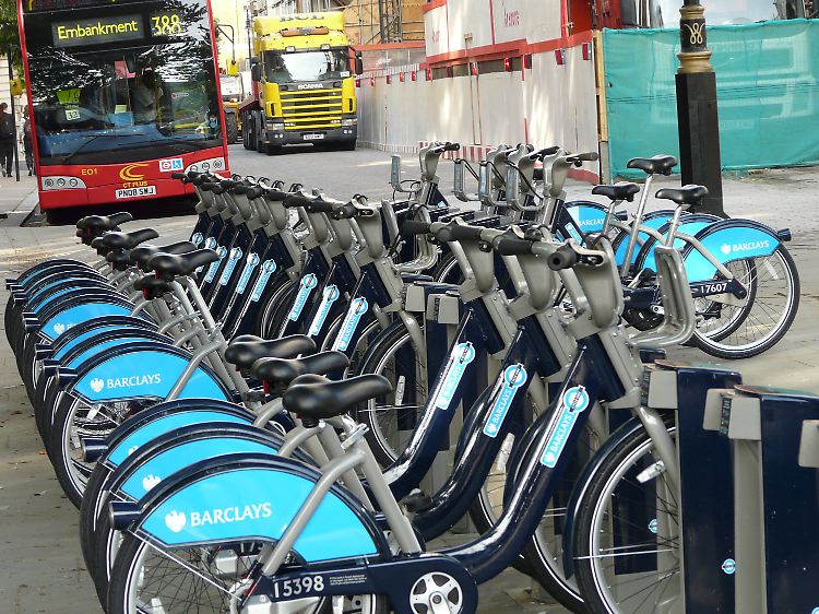 Der Radfahrkultur steht nichts mehr im Weg: 6000 blau lackierte Fahrräder stehen an 335 Stationen verteilt über das ganze Stadtgebiet bereit.