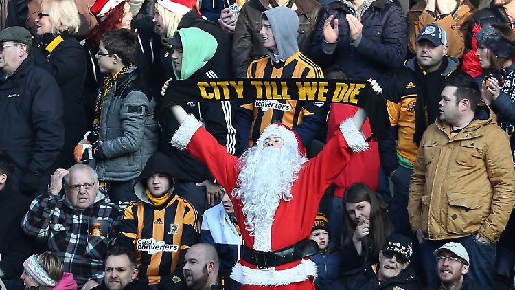 Angeschickert in Weihnachtsmann-Verkleidung: Alles raus und ab ins Stadion!