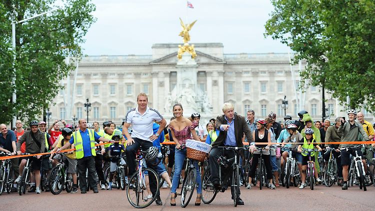 65.000 Radler starten beim "Sky Ride" vor dem Buckingham Palace. Allen voran der Londoner Bürgermeister Boris Johnson, Schauspielerin Kelly Brook und der viermalige Olympiasieger Sir Chris Hoy (r-l).