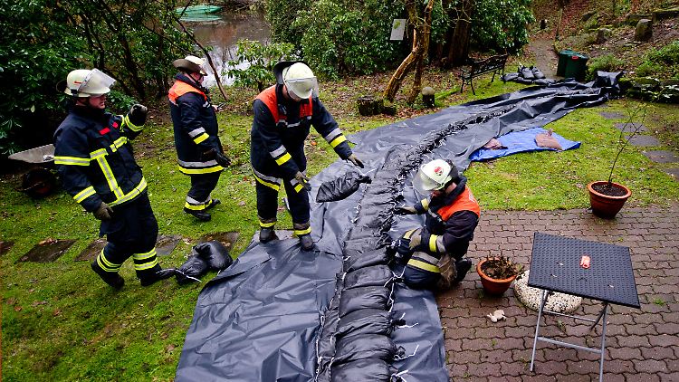 Die Feuerwehr versucht, potentielle Überschwemmungsgebiete zu sichern.