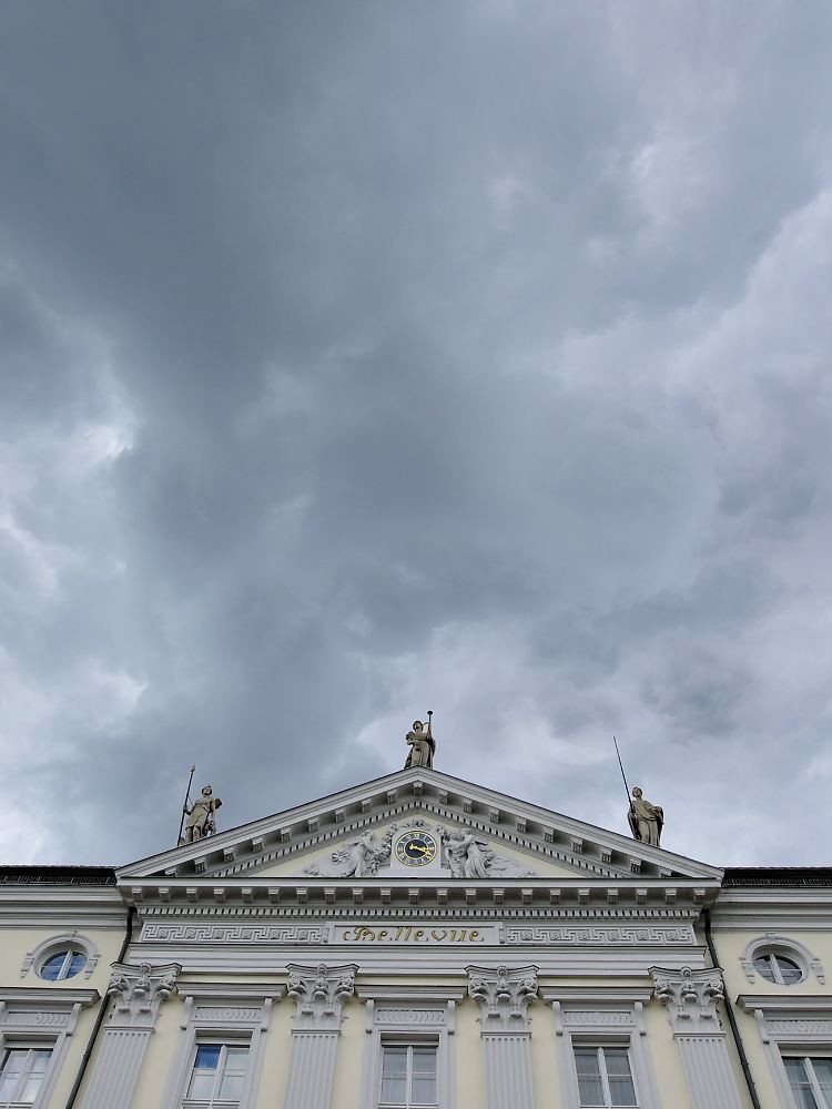 Dunkle Wolken über dem Amtssitz des Bundespräsidenten: Der Fall Sarrazin wird zur ersten großen Bewährungsprobe für Wulff.