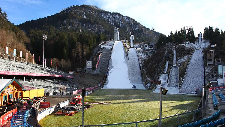 Willkommen in Oberstdorf! Das Grün soll bis zum Tourneeauftakt am Wochenende noch unter Kunstschnee verschwinden.