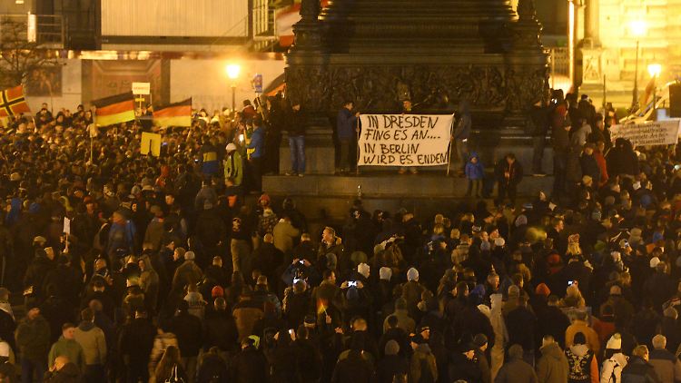 Bei der Pegida-Demo in Dresden demonstrierten an diesem Montag laut Polizei 17.500 Menschen.