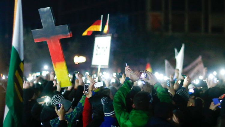 Ein Kreuz in Schwarz-Rot-Gold auf einer Pegida-Demo in Dresden: "Unvereinbar mit dem christlichen Glauben."