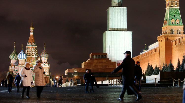 Moskaus berühmter Rote Platz kurz vor Weihnachten: Die Basilius-Kathedrale und die Kremlmauer sind hell erleuchtet, der Erlöserturm ist eingerüstet. Das Lenin-Mausoleum liegt im Halbdunkel.