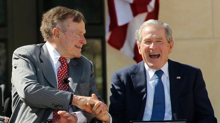Vater und Sohn: George H.W. und George W. Bush (r.) bei einem gemeinsamen Auftritt im April vorigen Jahres.