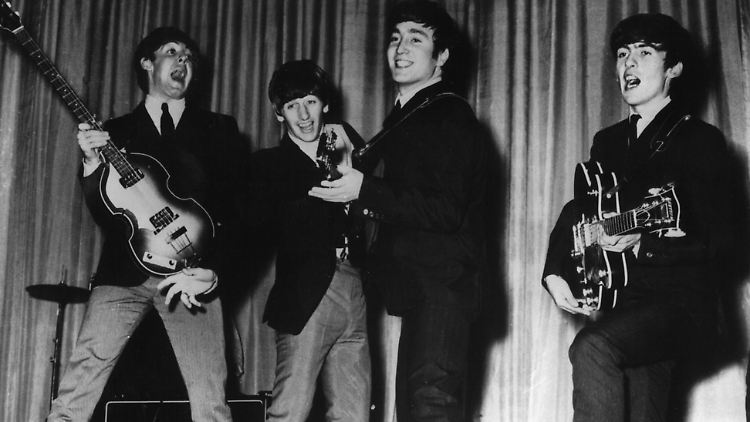 Die Beatles bei einem Auftritt im Londoner Lyris Theatre im Jahr 1963.