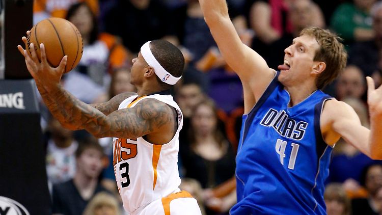 Zu spät: Dirk Nowitzki bei einem Blockversuch gegen Phoenix.
