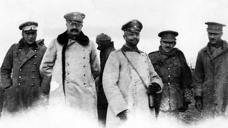 Das Amateur-Foto zeigt deutsche und englische Soldaten bzw. Offiziere während des inoffiziellen Waffenstillstands zu Weihnachten im Jahr 1914.