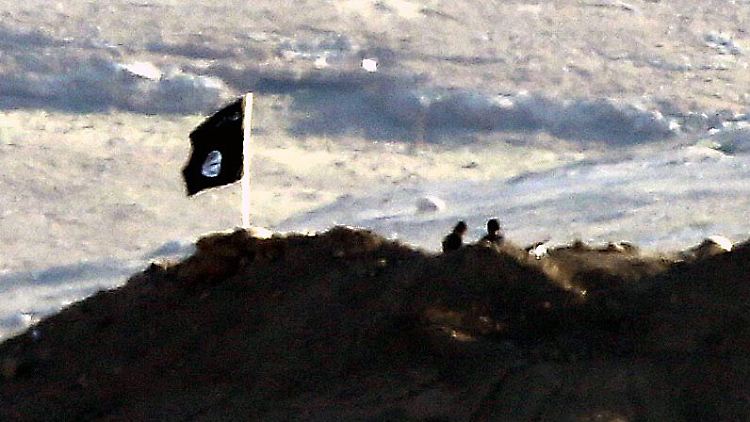 Die Flagge der Terrormiliz IS weht im Norden Syriens.